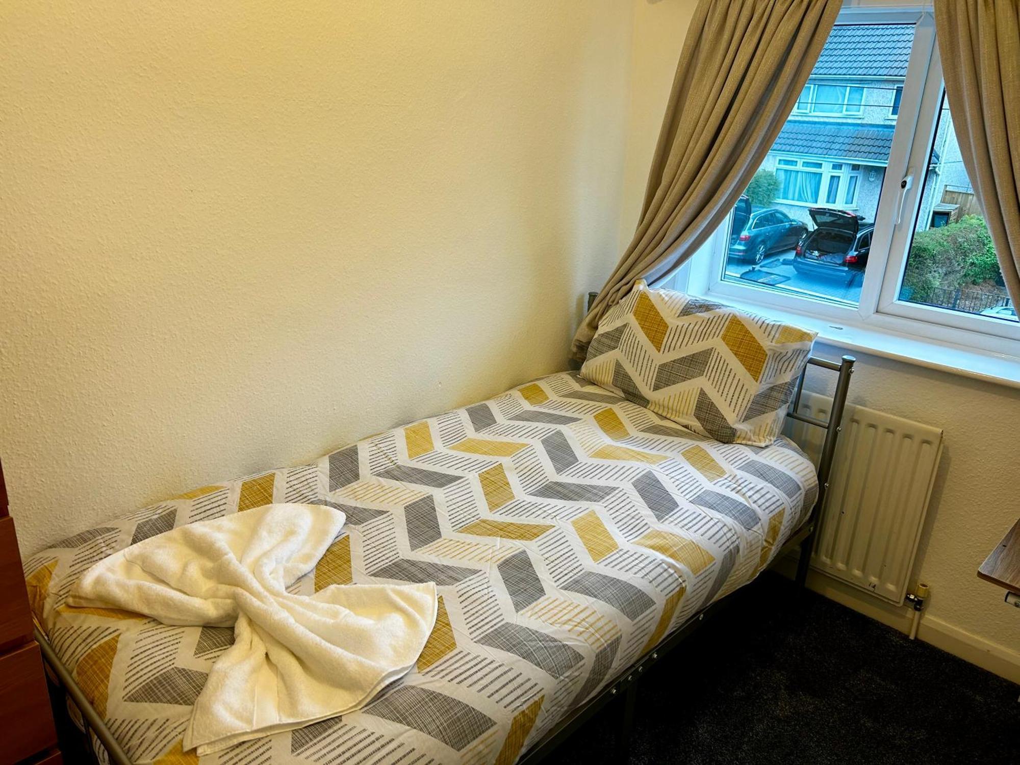 Family Home Near Cribbs Causeway And The Wave, Just 2 Minutes From Airbus And Rolls Royce Bristol Exterior photo